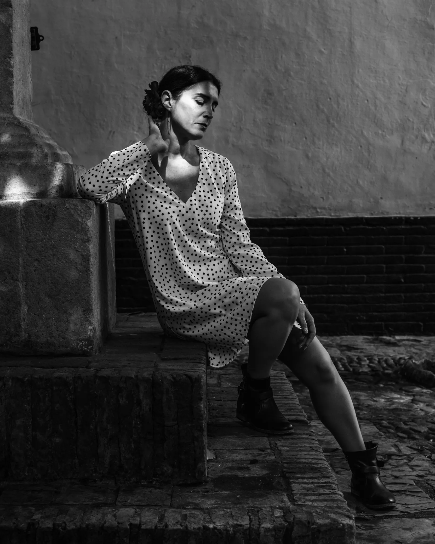 Belén Cobos, actriz — fotografía de cuerpo entero en blanco y negro
