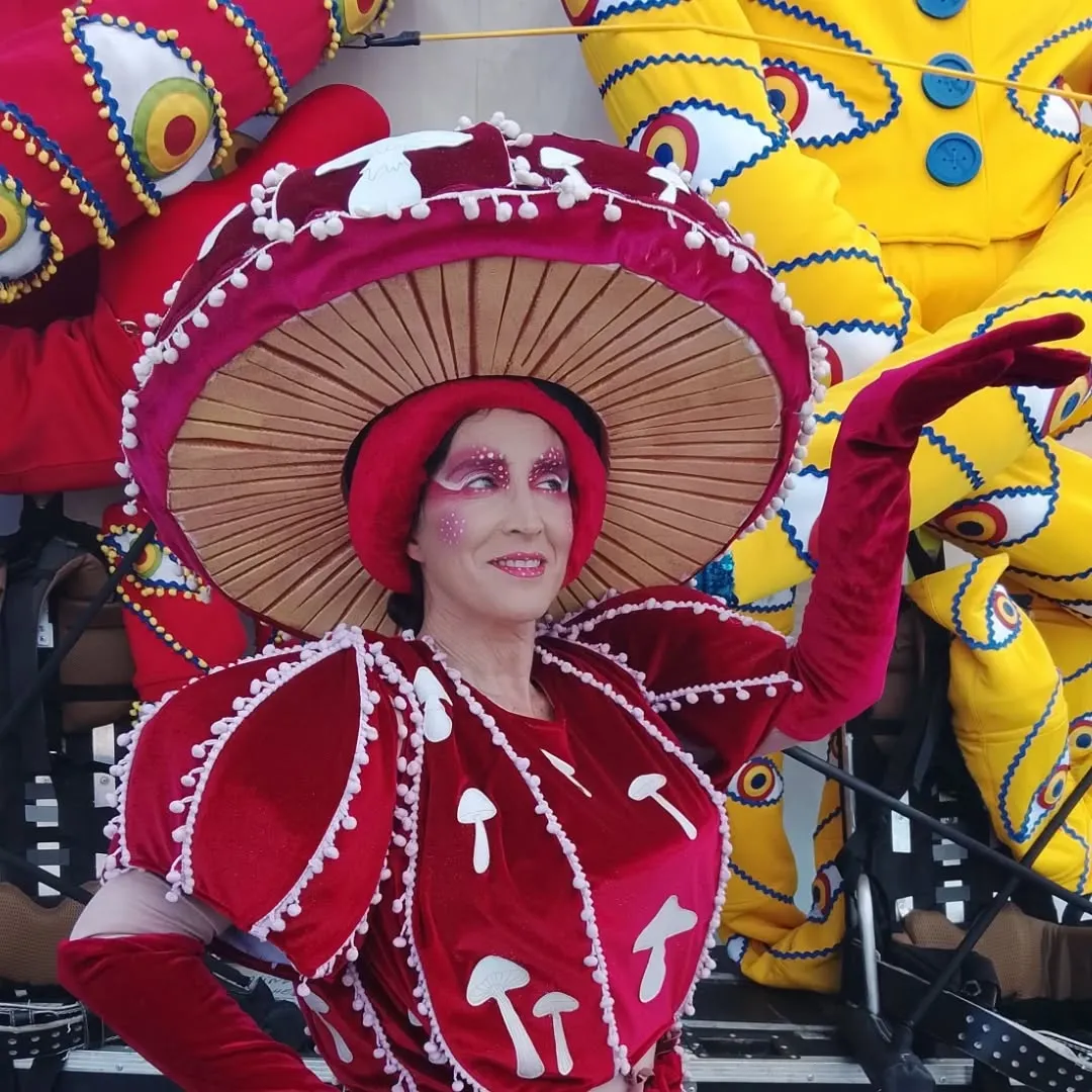Belén Cobos en elrow — espectáculo de animación con disfraz de seta