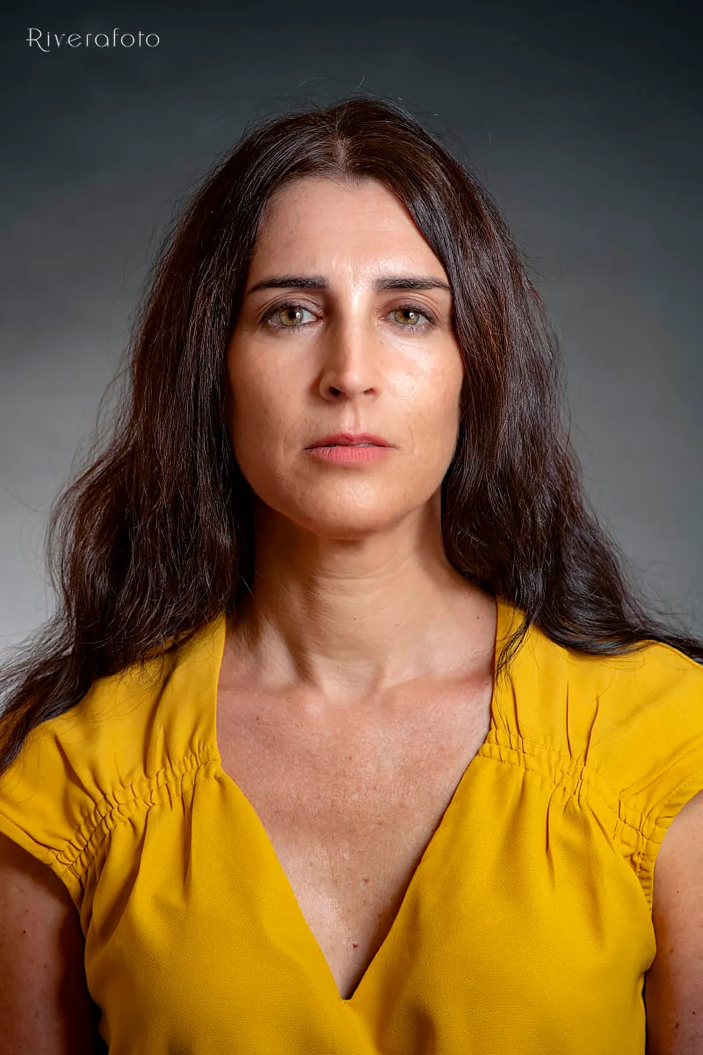 Belén Cobos, actriz — retrato con fondo amarillo