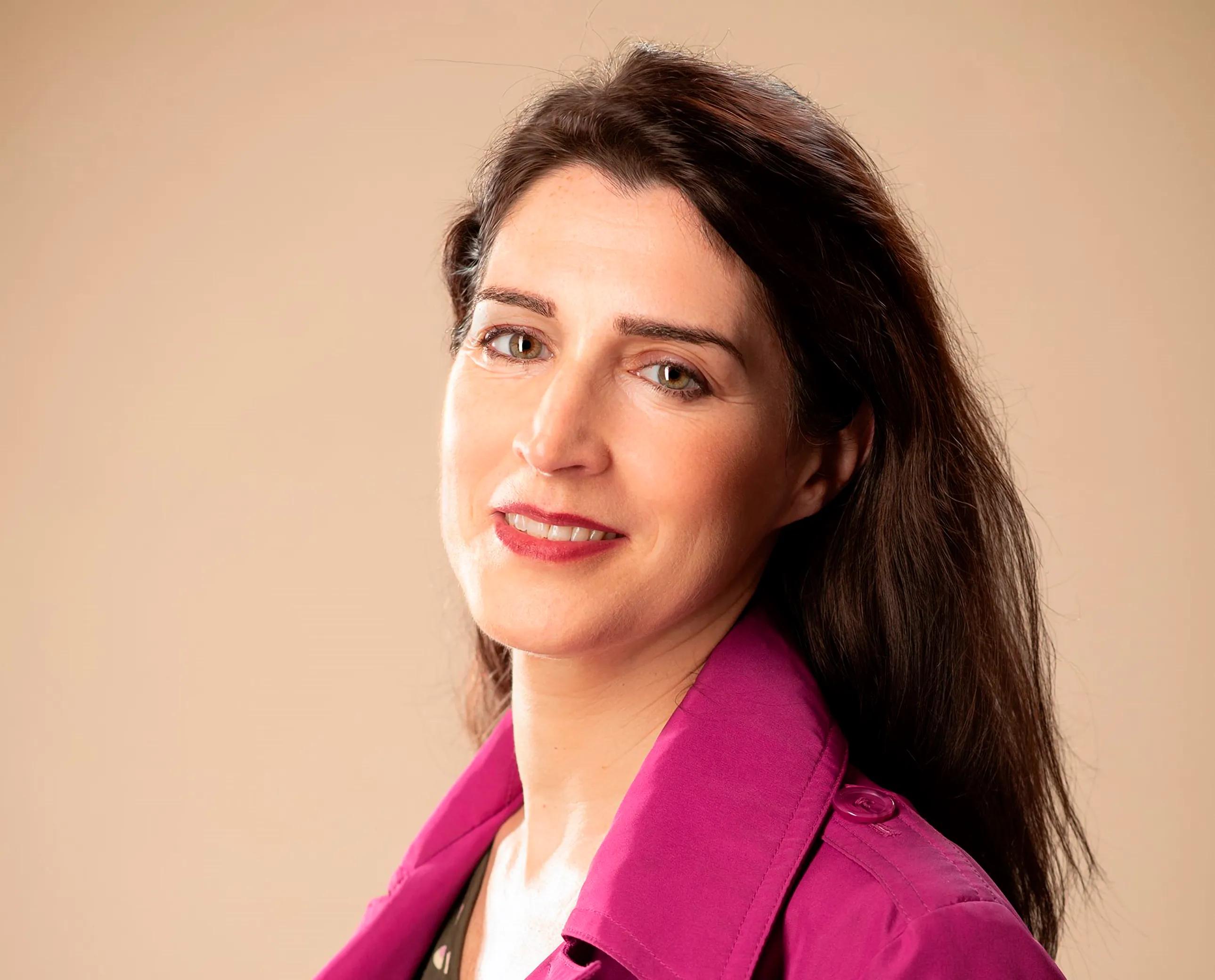 Belén Cobos, actriz — retrato con fondo rosa