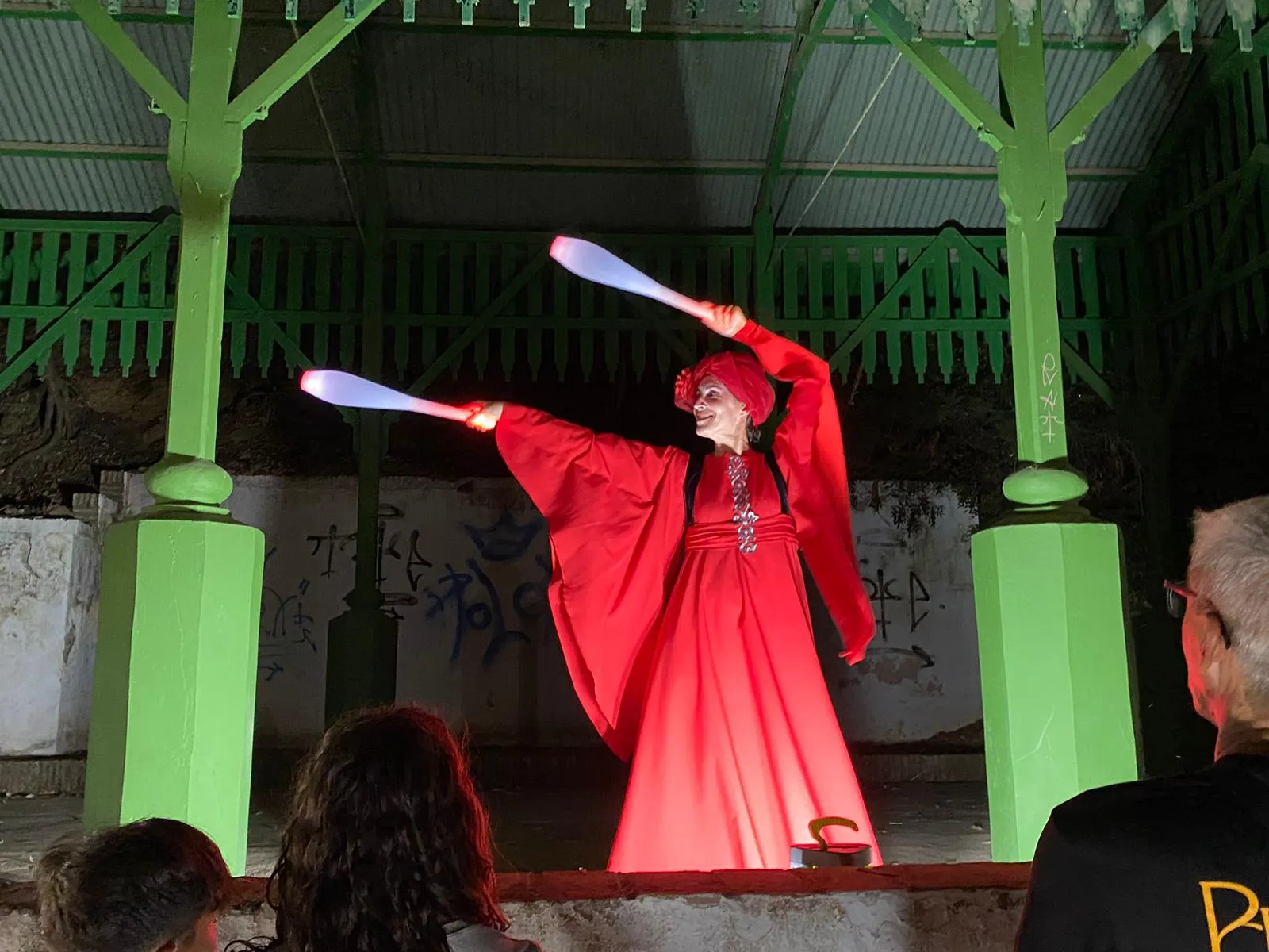 Belén Cobos con Dos Lunas Teatro — espectáculo de teatro