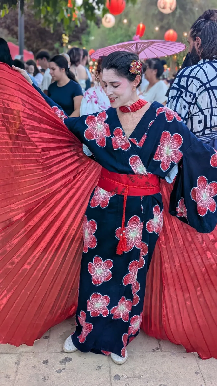 Belén Cobos en el toro nagashi Coria del Rio — espectáculo de animación con alas
