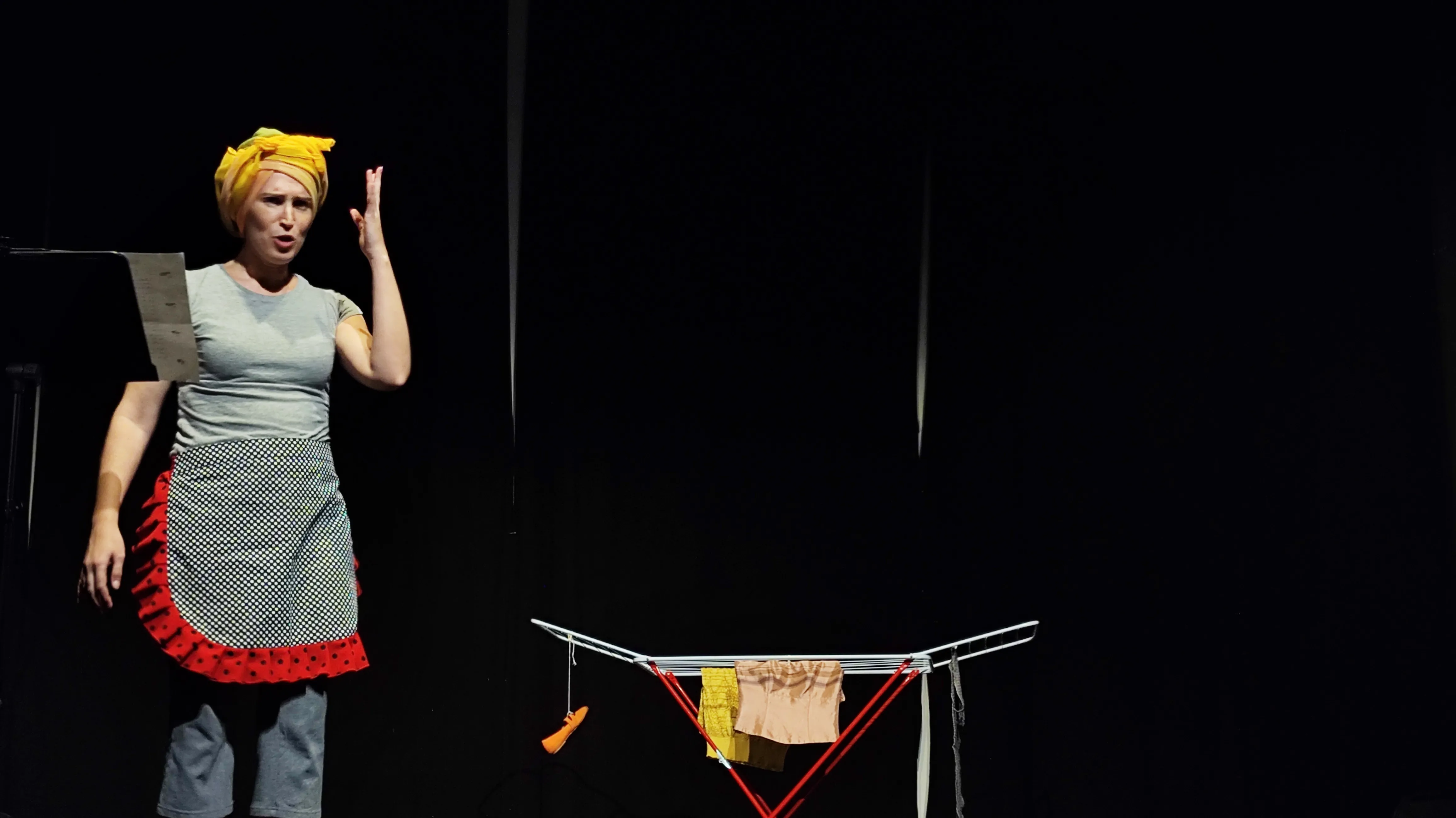 Belén Cobos en escena — actuación en sala