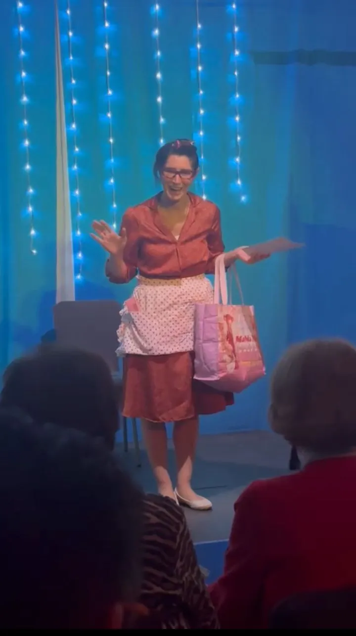 Belén Cobos en escena — actuación teatral en sala